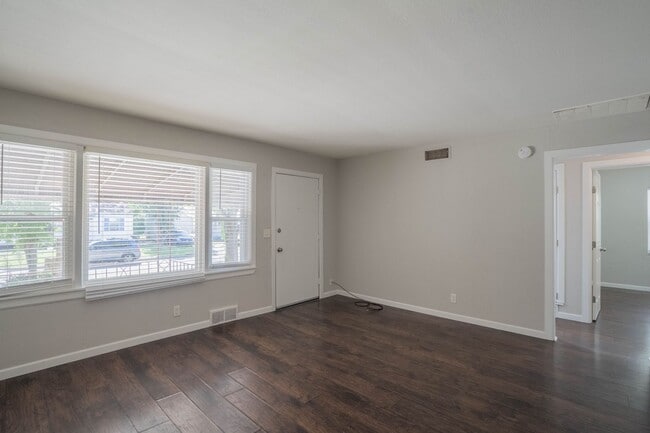 Building Photo - 3 Bed 1 Bath With Bonus Room!