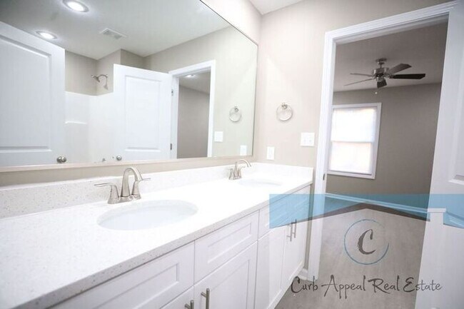 Building Photo - Luxury 2 bed 2 bath apt - brand new construction!! Washer, dryer and, internet utilities included!!