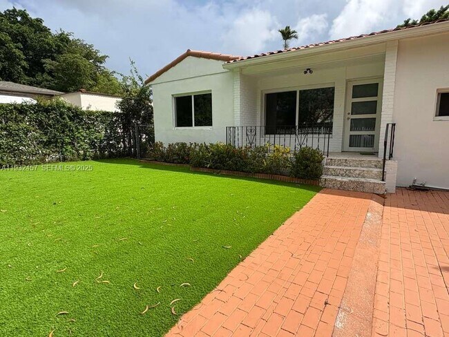 Building Photo - 2520 SW 22nd Terrace