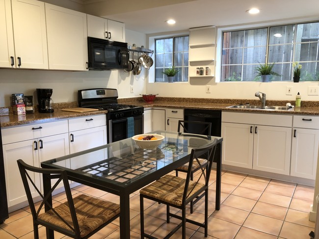 full kitchen - 2078 Mound St