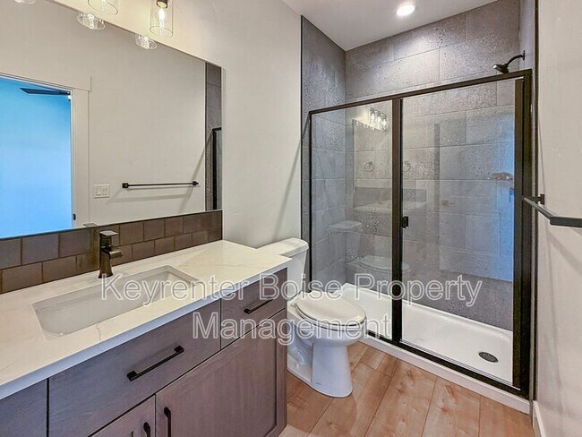 Building Photo - 622 E Krall St