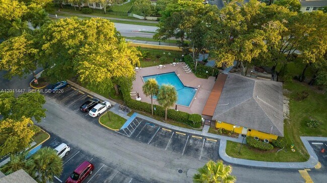 Building Photo - 3083 N Oakland Forest Dr