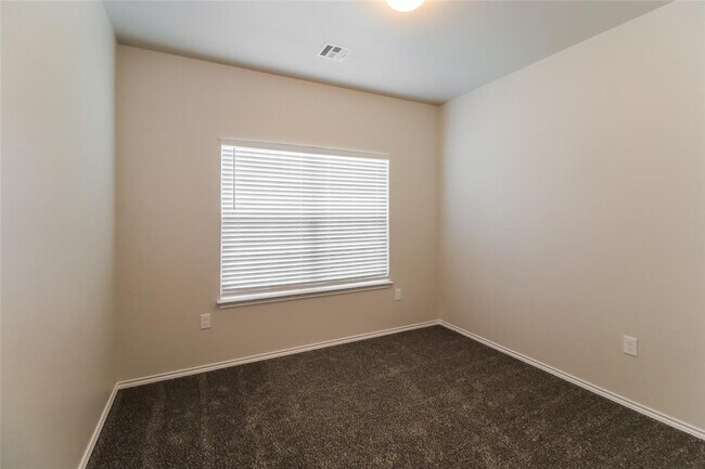 Building Photo - 909 N Donald Way