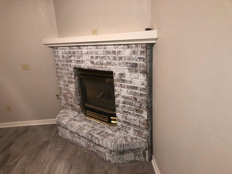Gas fireplace in basement - 6223 Cross Bend Ct