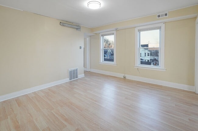 Building Photo - 168 Lunenburg St