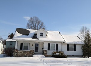 Building Photo - Beauty Near the College