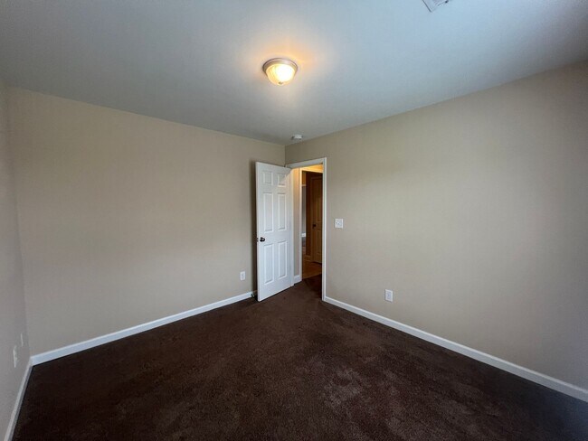 Building Photo - MOVE-IN READY!