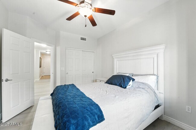 Building Photo - 5350 E Deer Valley Dr