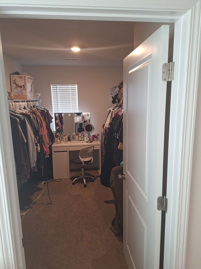 Building Photo - **HURRY!!! REDUCED RENT IF MOVED IN BY NOV...