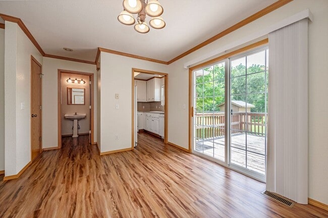 Building Photo - Spacious Bentonville Duplex!