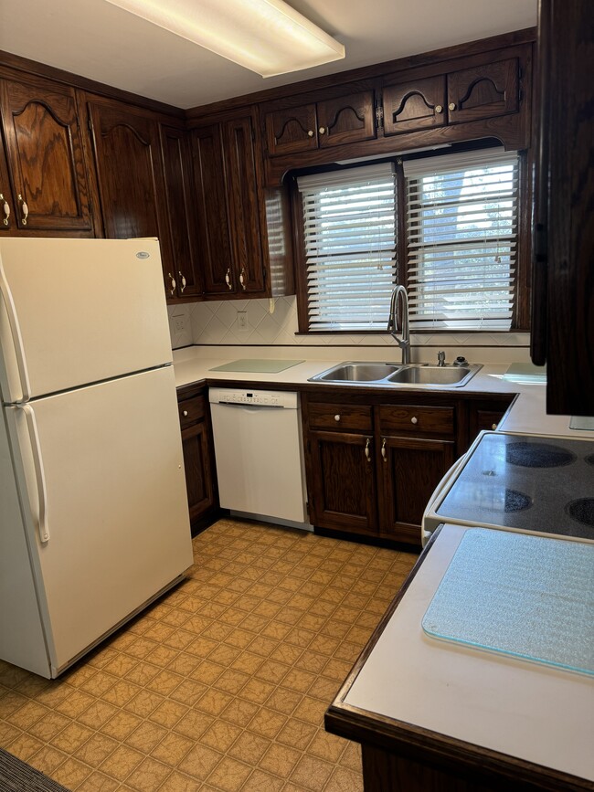 Building Photo - 3820 Orchard Rd SE