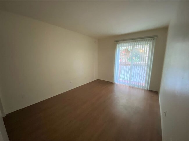 Building Photo - DOUBLE Car Garage! Balcony! Walkable to Restaurants!