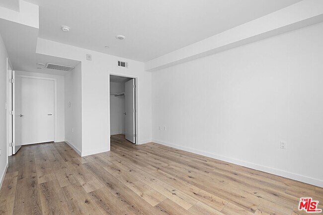 Building Photo - 5229 Willowcrest Ave