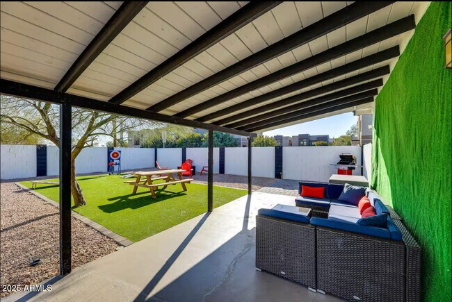 Building Photo - 1027 S Siesta Ln