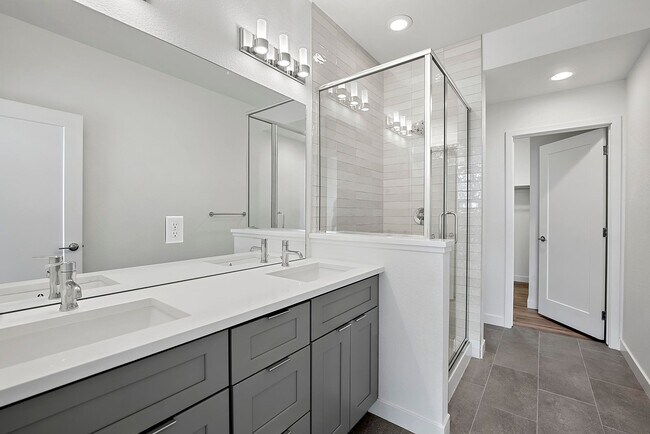 Building Photo - Beautiful End Unit at Overlook Station