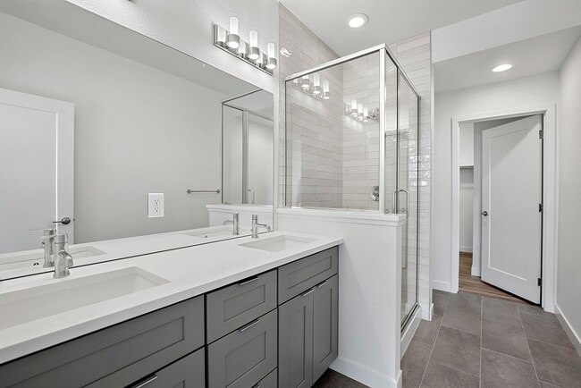 Building Photo - Luxury Townhome - 3 Bed 3.5 Bath at Overlo...
