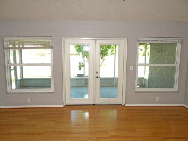 Building Photo - 4 bedroom & 2 bath home off of Bloomingdale Ave.