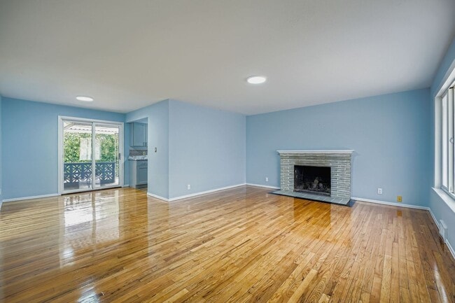 Building Photo - Charming, Recently Updated 3 Bed West Seat...