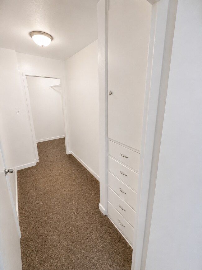 Building Photo - Studio apartment