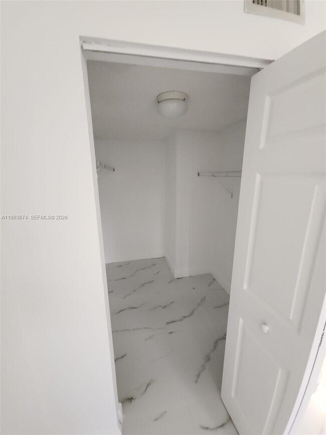 Building Photo - 9845 Nob Hill Ct