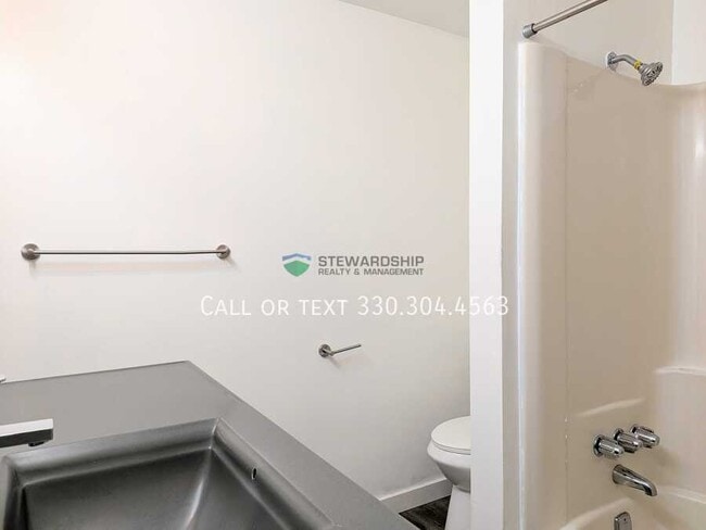 Building Photo - 372 Oak Mnr Ave NE