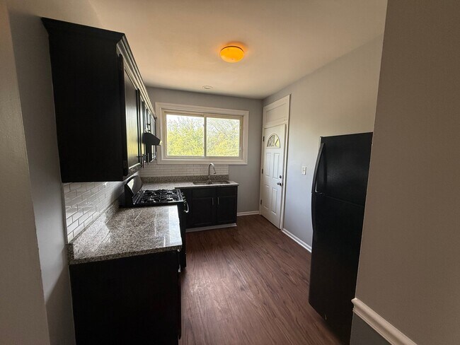 Building Photo - 6806 S Union Ave