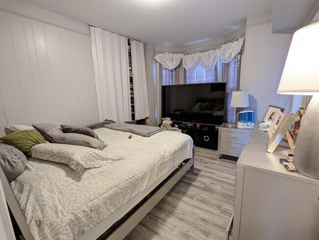 Building Photo - 143 London St