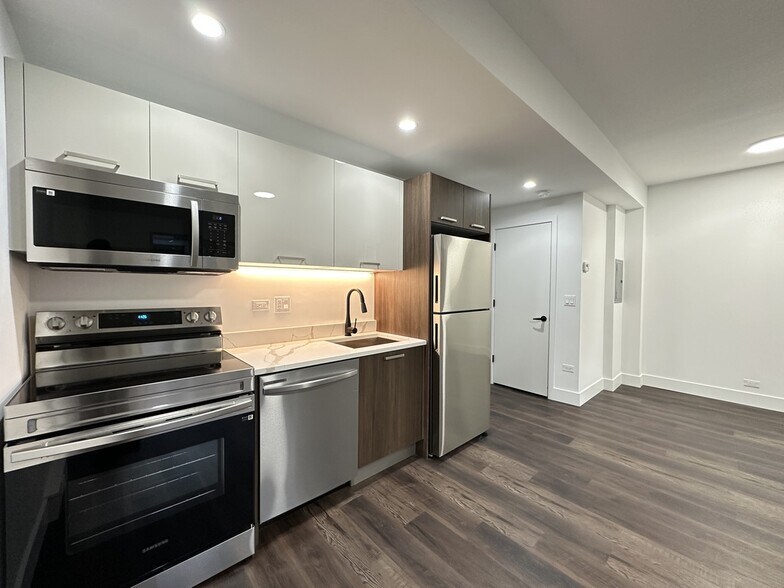 Building Photo - 1553 W Hollywood Ave