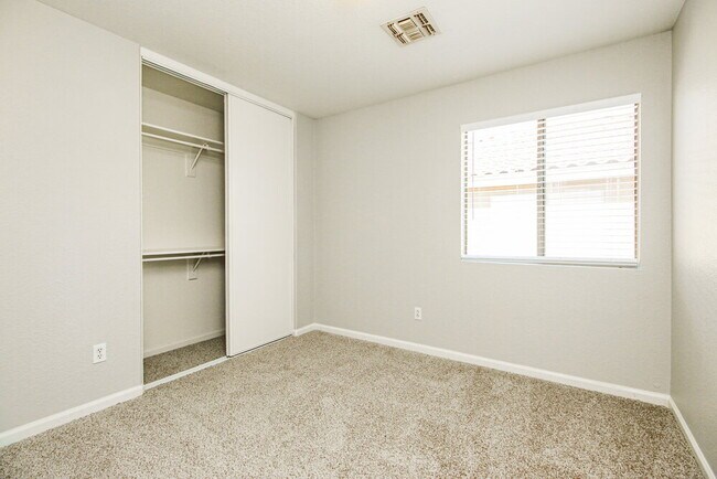 Building Photo - 5338 E Florian Ave