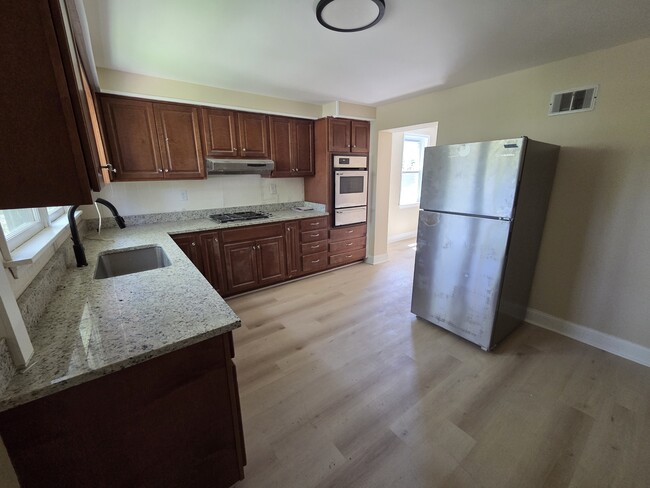 Building Photo - 2717 Bookert Dr