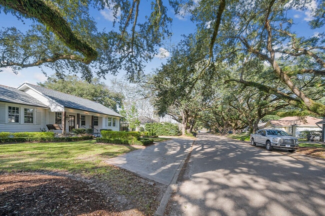 Building Photo - 1566 Country Club Dr