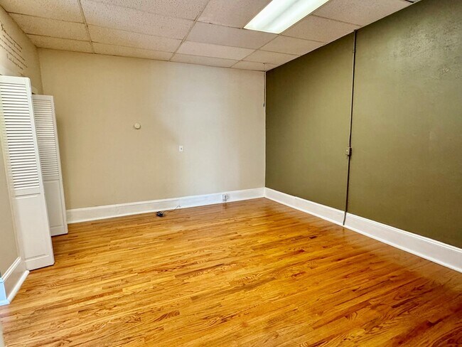 Building Photo - 11 Main St