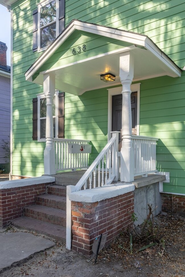 Building Photo - $300 OFF May Rent! Stylish Upstairs 1BR in Historic District