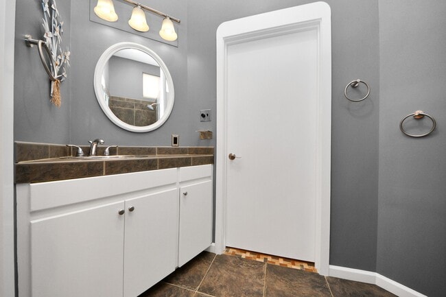 Building Photo - 832 W 27th St