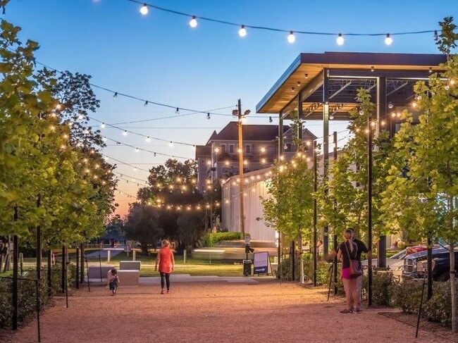 Building Photo - 226 W 25th St