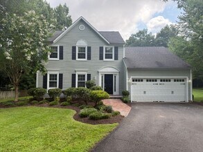 Building Photo - Lovely and Spacious 3 Bedroom 2.5 Bathroom...