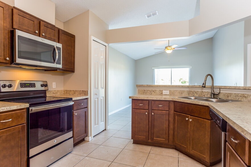 Building Photo - 142 Woodbury Pines Cir