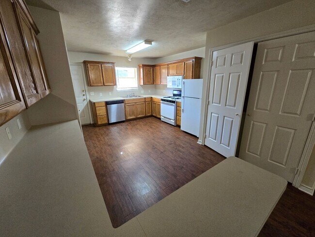 Building Photo - College Station - 3 Bedroom / 3 Bath duplex - Fenced in Yard.