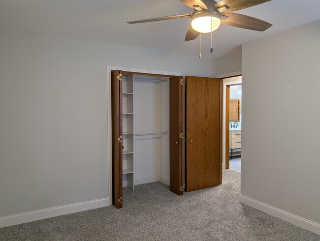 Building Photo - Spacious 4 bedroom 3 bathroom family home in Neenah