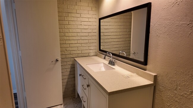 Building Photo - 613 Palomar Ln