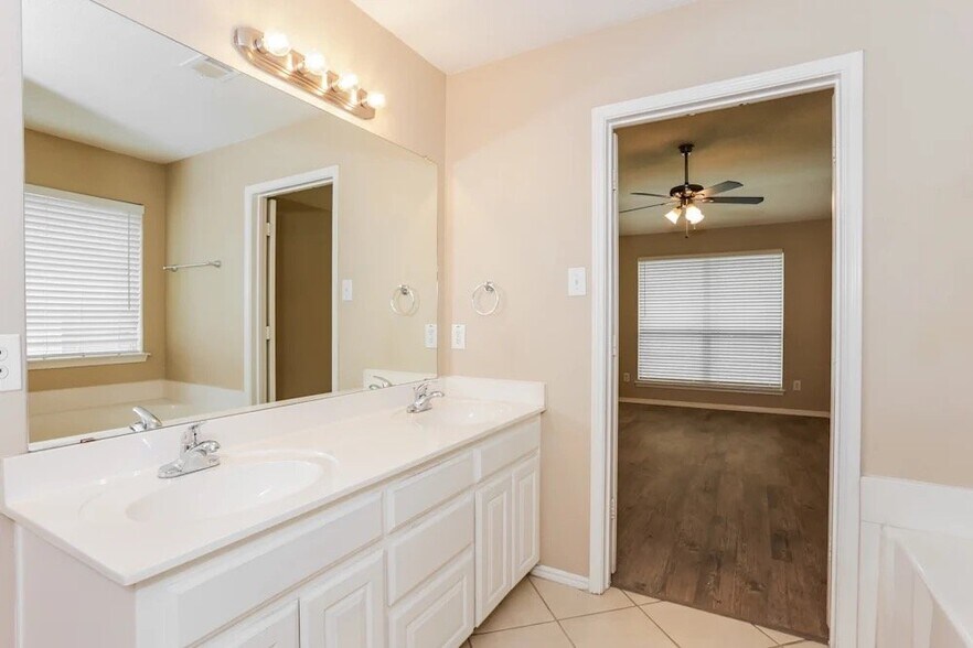 Building Photo - 2600 Treeview Dr