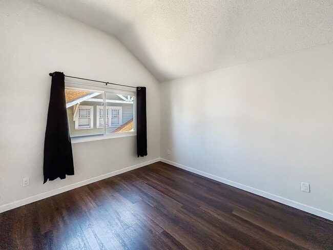 Building Photo - Stunning 2BD/2BA Condo in University Heigh...