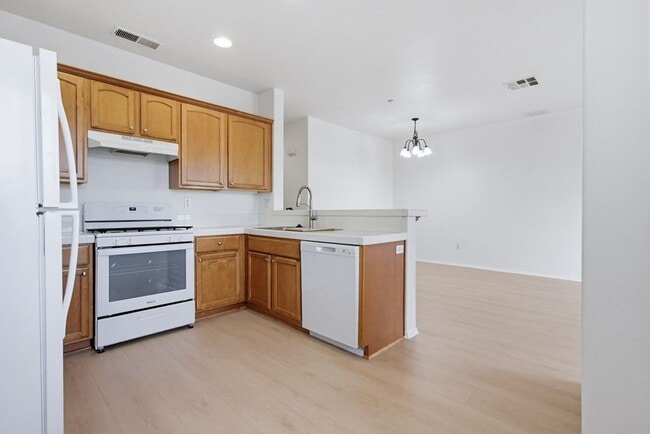 Building Photo - Oceanside - Pelican Cove Townhouse!