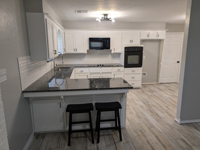 Building Photo - 2421 Marshall Dr