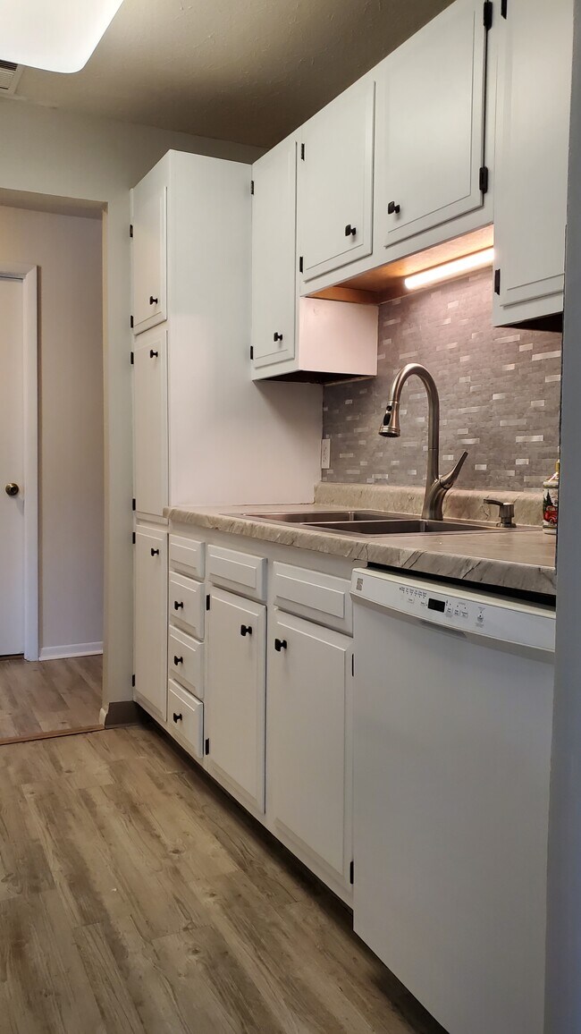 Building Photo - 1675 Cedarwood Dr