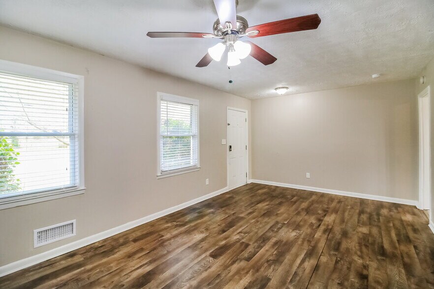 Building Photo - 694 Dixon Rd