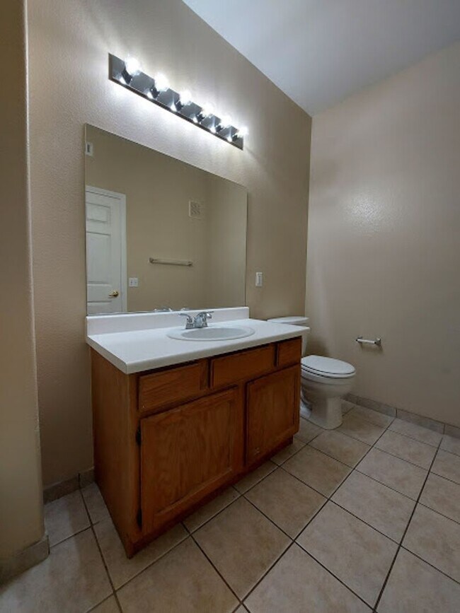 Building Photo - Three bedroom unit on the 2nd floor of gated SE community with pool/spa