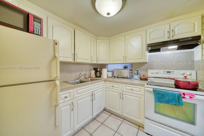 Building Photo - 140 Royal Palm Rd