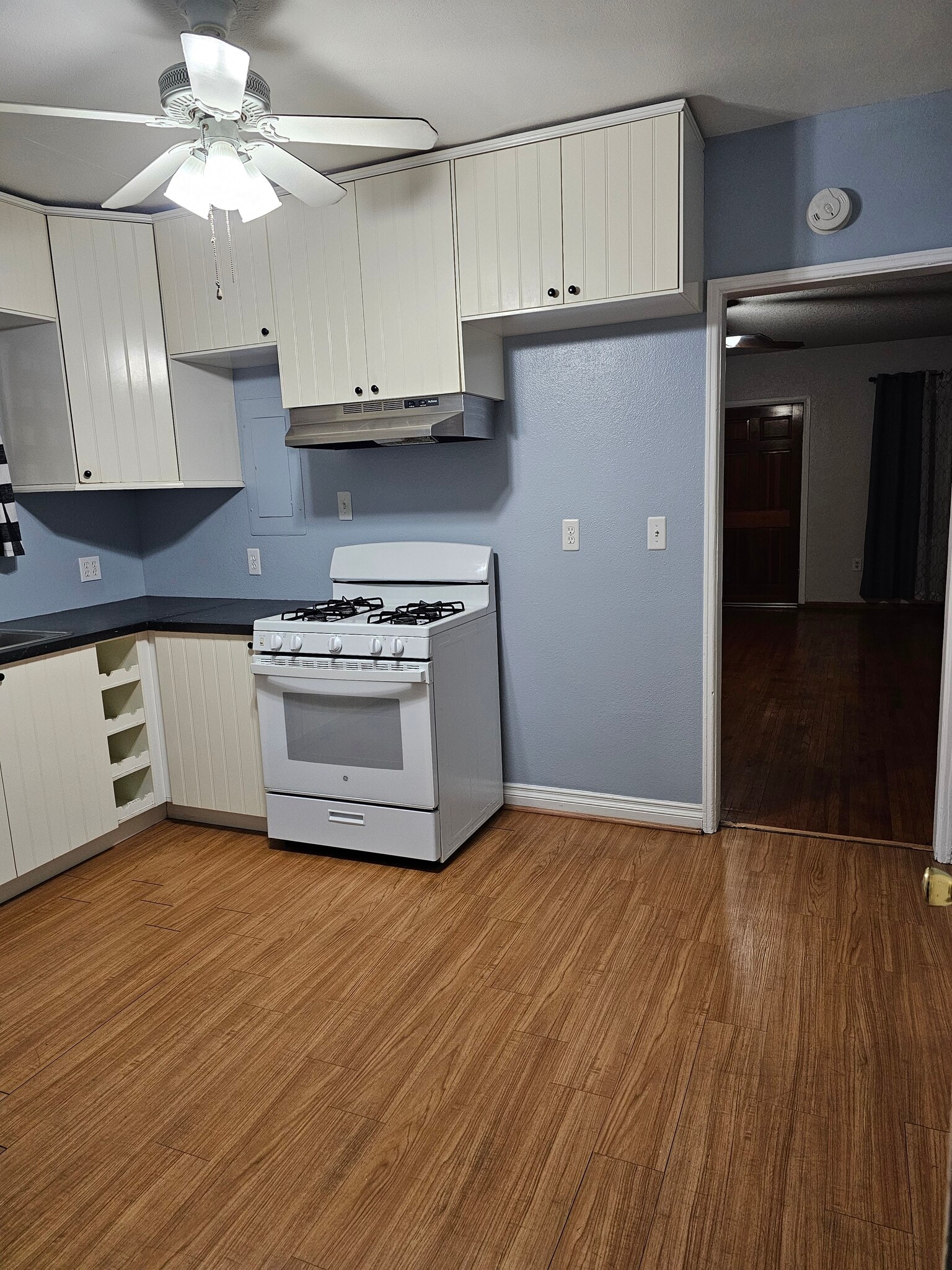 Kitchen - 249 W Hampton Ct