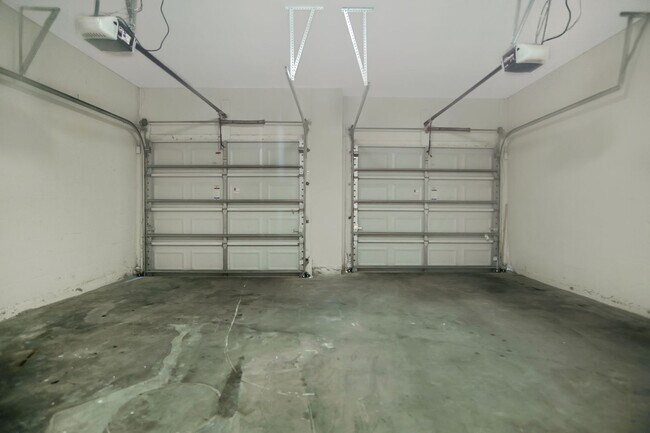 Building Photo - Move-In Ready Home with Open Layout and Op...